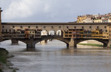 Ponte Vecchio köprüsü Floransa 'daki Arno Nehri üzerinde, İtalya 11 04 2023