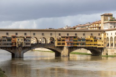 Ponte Vecchio köprüsü Floransa 'daki Arno Nehri üzerinde, İtalya 11 04 2023