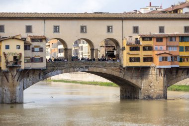 Ponte Vecchio köprüsü Floransa 'daki Arno Nehri üzerinde, İtalya 11 04 2023