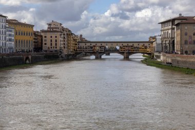 Ponte Vecchio köprüsü Floransa 'daki Arno Nehri üzerinde, İtalya 11 04 2023