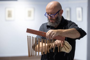 Arkadijus Gotesmanas Litvanyalı bir vurmalı çalgıcı, yenilikçi bir caz sanatçısı ve çağdaş bir müzik sanatçısıdır. Kedainiai Çok Kültürlü Merkezi 12: 2023 Konseri