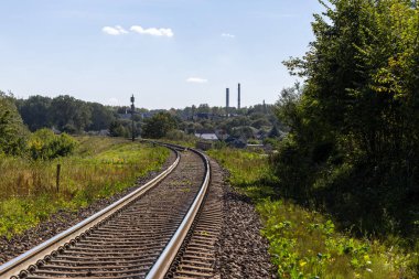 Sanayi Arkaplanlı Kırsal Demiryolu Sahnesi