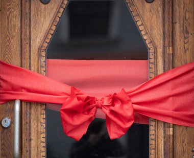 Dekoratif Kırmızı Kurdele Kutlama için Tahta Kapı Adorting