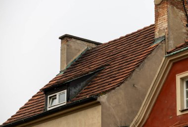 Pozna, Polonya 'da Dormer Pencereli Döşeli Çatı