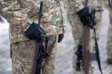 Litvanyalı bir kamuflaj askerinin bacakları ve tüfeği.