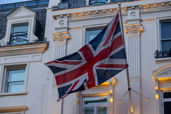 Londra 'nın merkezinde tarihi bir binanın balkonunda İngiliz bayrağı dalgalanıyor.