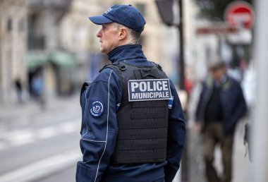 Fransız polisinin arka plandaki portresi. 03 10 2024.