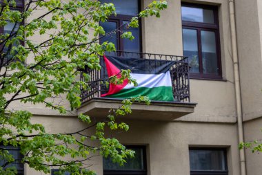 Kaunas şehrinde, balkonda Suriye bayrağı var. Litvanya