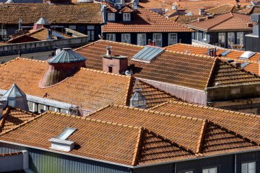 Portekiz 'in eski Porto kasabasının kiremitli çatılarından manzarayı izle.