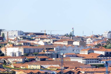 Portekiz 'in eski Porto kasabasının kiremitli çatılarından manzarayı izle.