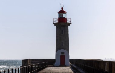 Portekiz 'in Porto şehrindeki bir deniz fenerinde dramatik okyanus dalgaları