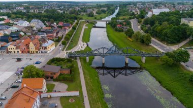 Kedainiai, Litvanya 'nın başkenti Kedainiai' de Nevezis Nehri üzerindeki yaya köprüsü, hava aracı görüntüsü, Kedainiai Litvanya 'nın ortasında küçük bir kasabadır.