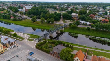 Kedainiai, Litvanya 'nın başkenti Kedainiai' de Nevezis Nehri üzerindeki yaya köprüsü, hava aracı görüntüsü, Kedainiai Litvanya 'nın ortasında küçük bir kasabadır.