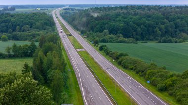 Otobanda hareket var, hava manzaralı. Yaz günü banliyö otobanında araba trafiği. Lojistik ve seyahat konsepti. Litvanya