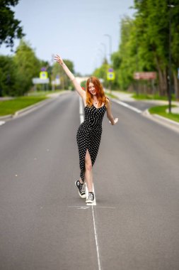 Yoldaki Zarafet: Polka Dot Elbisesi ve Spor Ayakkabısı (Sneakers, 124); Yoldaki Altın Saçlı Kız