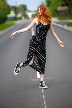 Yoldaki Zarafet: Polka Dot Elbisesi ve Spor Ayakkabısı (Sneakers, 124); Yoldaki Altın Saçlı Kız