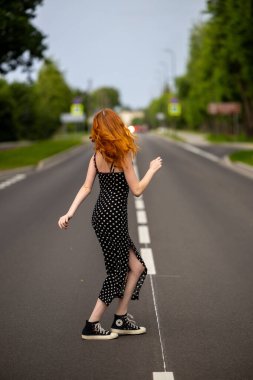 Yoldaki Zarafet: Polka Dot Elbisesi ve Spor Ayakkabısı (Sneakers, 124); Yoldaki Altın Saçlı Kız