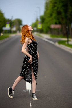 Yoldaki Zarafet: Polka Dot Elbisesi ve Spor Ayakkabısı (Sneakers, 124); Yoldaki Altın Saçlı Kız