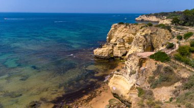 Armsau de Pera, okyanus kıyısındaki doğal kayalık kıyısı, Portekiz