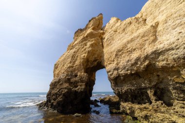 Armsau de Pera, okyanus kıyısındaki doğal kayalık kıyısı, Portekiz