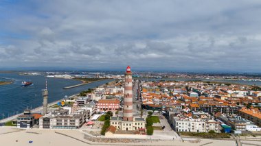 Farol da Barra de Aveiro, Portekiz 'in Aveiro şehrinde yer alan bir deniz feneridir. Bu deniz feneri, belirgin kırmızı ve beyaz çizgileriyle 62 metre yüksekliğinde duruyor ve gemileri Aveiro 06-14-2024 limanına yönlendiriyor.