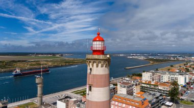 Farol da Barra de Aveiro, Portekiz 'in Aveiro şehrinde yer alan bir deniz feneridir. Bu deniz feneri, belirgin kırmızı ve beyaz çizgileriyle 62 metre yüksekliğinde duruyor ve gemileri Aveiro 06-14-2024 limanına yönlendiriyor.
