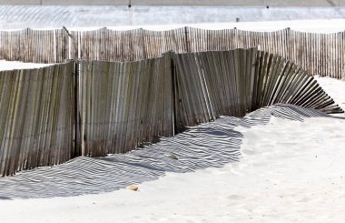 Sahildeki bir çitin attığı gölge.