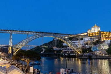 Dom Luise 1. Köprü Douro Nehri 'nde, gece 06: 15 2024 Portekiz Porto şehri.