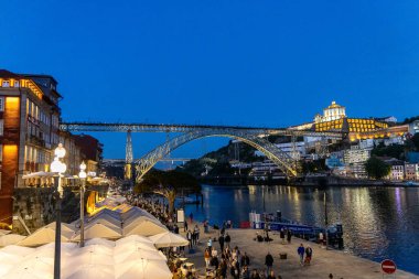 Dom Luise 1. Köprü Douro Nehri 'nde, gece 06: 15 2024 Portekiz Porto şehri.