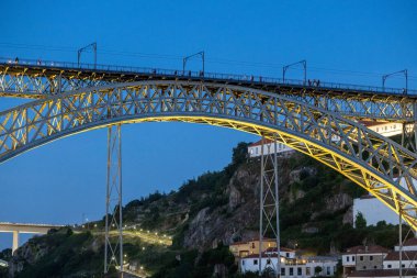 Dom Luise 1. Köprü Douro Nehri 'nde, gece 06: 15 2024 Portekiz Porto şehri.