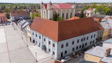 Litvanya ulusal bayrağı, üç renkli, rüzgarda dalgalanan eski Kedainiai 04 29 202 kasabasında