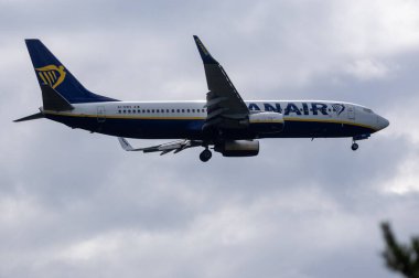 Palanga, Litvanya 21 Temmuz Ryanair Havayolları Boeing 737. Ryanair Havayolları mavi gökyüzünde uçuyor