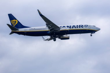 Palanga, Litvanya 21 Temmuz Ryanair Havayolları Boeing 737. Ryanair Havayolları mavi gökyüzünde uçuyor
