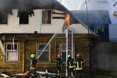 Şehir merkezinde tehlikeli yangın: Kaunas 08 6 2024 'te Savanoriu Prospectus' ta Eski Ahşap Ev yanıyor