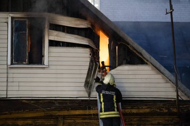 Şehir merkezinde tehlikeli yangın: Kaunas 08 6 2024 'te Savanoriu Prospectus' ta Eski Ahşap Ev yanıyor