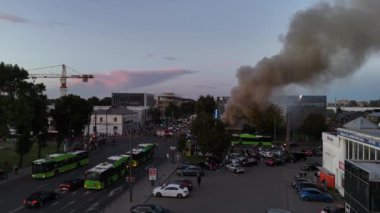 Şehir merkezinde tehlikeli yangın: Kaunas 08 6 2024 'te Savanoriu Prospectus' ta Eski Ahşap Ev yanıyor