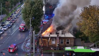 Şehir merkezinde tehlikeli yangın: Kaunas 08 6 2024 'te Savanoriu Prospectus' ta Eski Ahşap Ev yanıyor