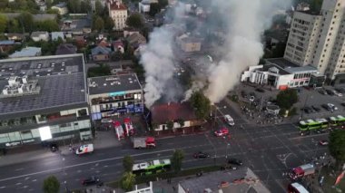 Şehir merkezinde tehlikeli yangın: Kaunas 08 6 2024 'te Savanoriu Prospectus' ta Eski Ahşap Ev yanıyor