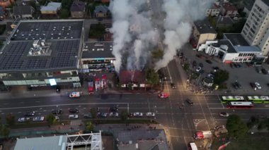 Şehir merkezinde tehlikeli yangın: Kaunas 08 6 2024 'te Savanoriu Prospectus' ta Eski Ahşap Ev yanıyor