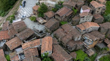 Talasnal: Portekiz 'de Antik Mimari, Taş Evler ve Dar Sokaklar İnsansız Hava Aracı Tarafından 19 Haziran 2024' te Ele Geçirilen Bir Turist Mucizesi