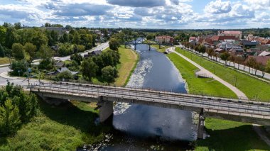 Nevezis Nehri üzerindeki Kedainiai Köprüsü bir kiriş aşağıda, bir şerit kullanımda, büyük bir yeniden yapılanma planlandı. 