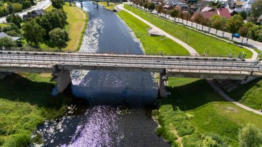 Nevezis Nehri üzerindeki Kedainiai Köprüsü bir kiriş aşağıda, bir şerit kullanımda, büyük bir yeniden yapılanma planlandı. 