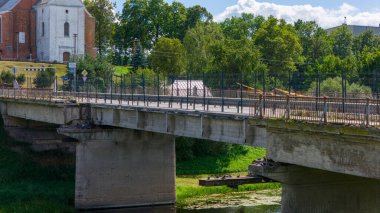 Nevezis Nehri üzerindeki Kedainiai Köprüsü bir kiriş aşağıda, bir şerit kullanımda, büyük bir yeniden yapılanma planlandı. 