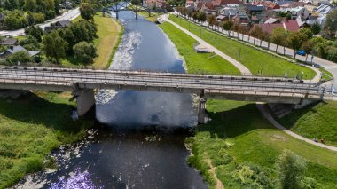 Nevezis Nehri üzerindeki Kedainiai Köprüsü bir kiriş aşağıda, bir şerit kullanımda, büyük bir yeniden yapılanma planlandı. 
