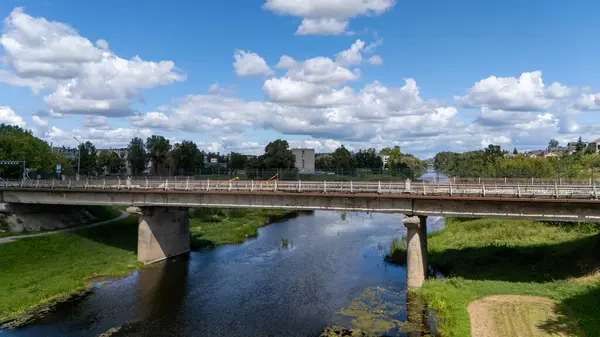 Nevezis Nehri üzerindeki Kedainiai Köprüsü bir kiriş aşağıda, bir şerit kullanımda, büyük bir yeniden yapılanma planlandı. 