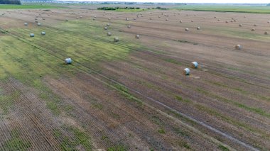 Batan güneş ışınlarının akşam ışığında saman balyaları bir dron ile fotoğraflandı.