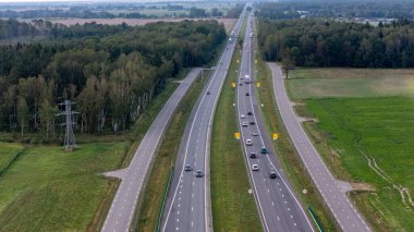 Litvanya 'nın Geniş Ormanları ve Yuvarlanan Arazileri Çevrilen Manzaralı Otoyol