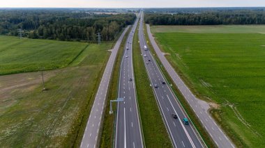 Litvanya 'nın Geniş Ormanları ve Yuvarlanan Arazileri Çevrilen Manzaralı Otoyol