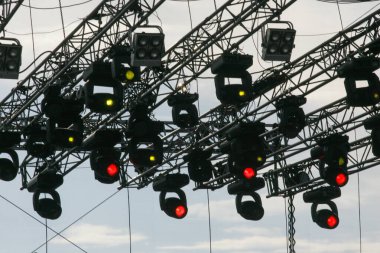 Profesyonel sahne aydınlatma ekipmanları sahne arkasında çalışmaya hazır.