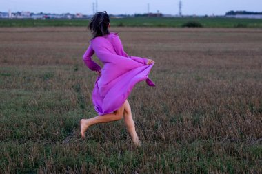 Genç Kadının Rüzgarlı Tarlalarda Özgürlük Dansı: Kadınlığın ve Özgürlüğün Uyumu